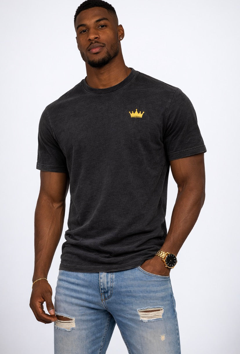 Think beyond limits. KB Noir Crest Tee -shirts